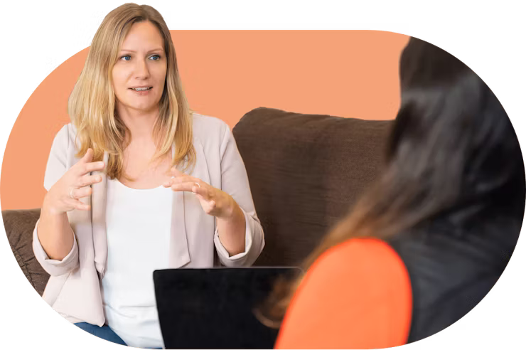 Une collaboratrice d'ExpressVPN parlant à un collègue